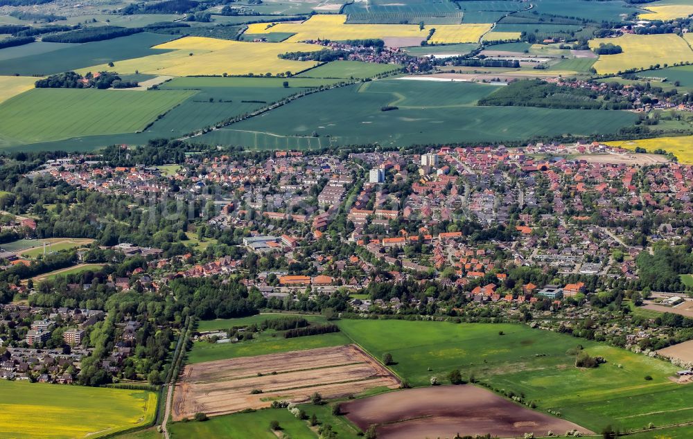 Oldenburg in Holstein von oben - Stadtgebiet inmitten der Landwirtschaft in Oldenburg in Holstein im Bundesland Schleswig-Holstein, Deutschland