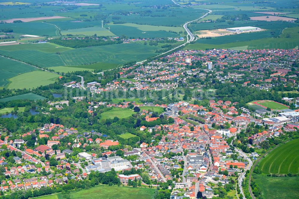 Luftbild Oldenburg in Holstein - Stadtgebiet inmitten der Landwirtschaft in Oldenburg in Holstein im Bundesland Schleswig-Holstein, Deutschland