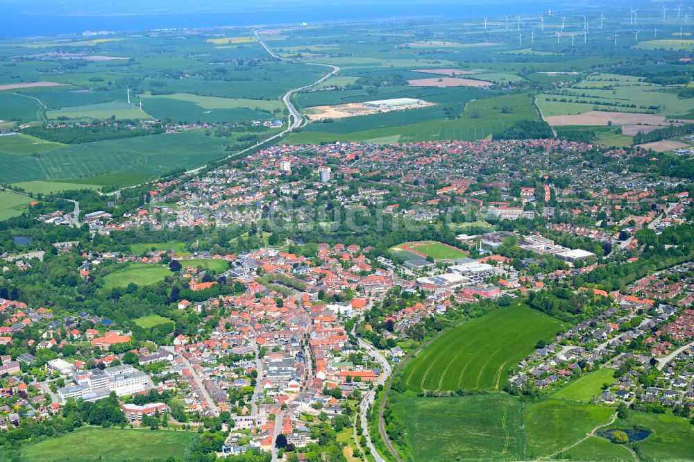 Luftaufnahme Oldenburg in Holstein - Stadtgebiet inmitten der Landwirtschaft in Oldenburg in Holstein im Bundesland Schleswig-Holstein, Deutschland