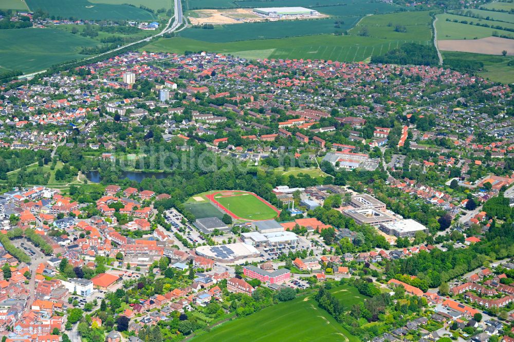 Oldenburg von oben - Stadtgebiet inmitten der Landwirtschaft in Oldenburg im Bundesland Schleswig-Holstein, Deutschland