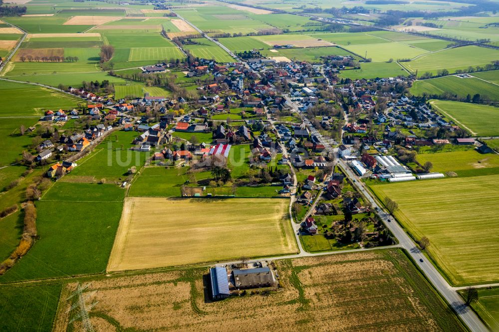 Ostönnen von oben - Stadtgebiet inmitten der Landwirtschaft in Ostönnen im Bundesland Nordrhein-Westfalen, Deutschland