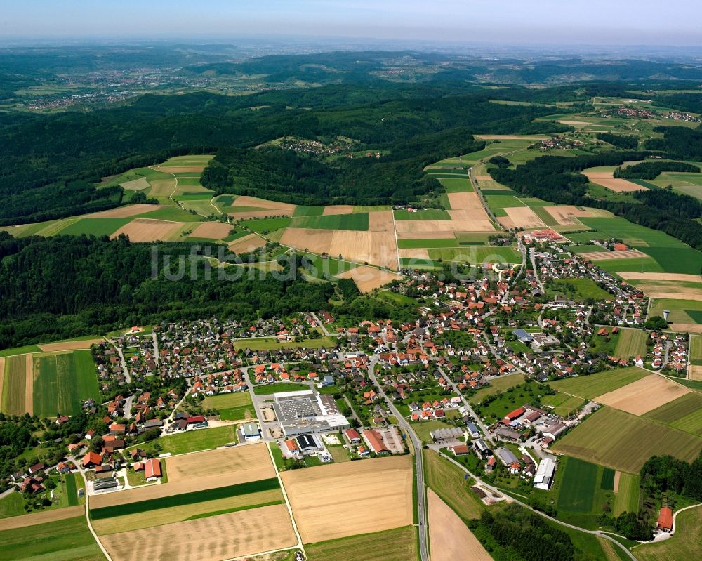 Luftaufnahme Pfahlbronn - Stadtgebiet inmitten der Landwirtschaft in Pfahlbronn im Bundesland Baden-Württemberg, Deutschland