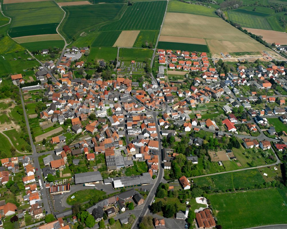 Queckborn von oben - Stadtgebiet inmitten der Landwirtschaft in Queckborn im Bundesland Hessen, Deutschland