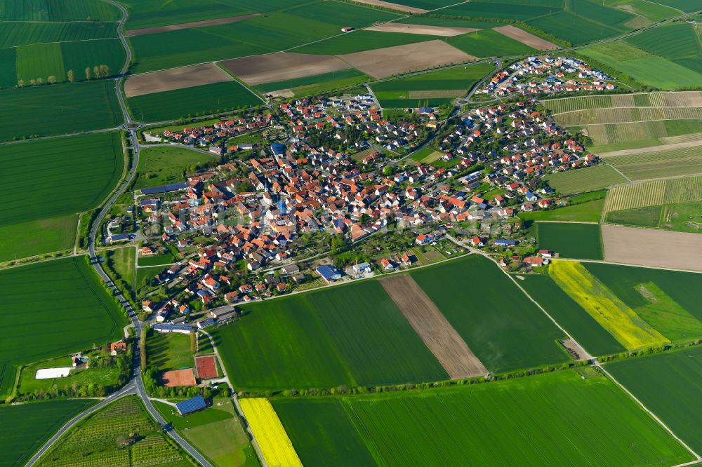 Rödelsee aus der Vogelperspektive: Stadtgebiet inmitten der Landwirtschaft in Rödelsee im Bundesland Bayern, Deutschland