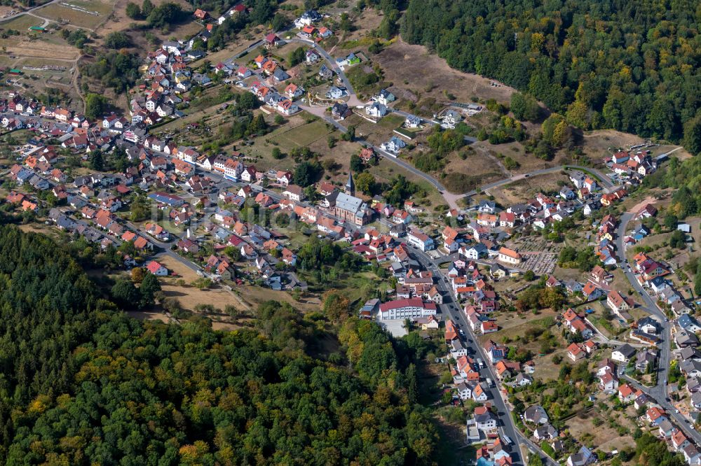 Rechtenbach von oben - Stadtgebiet inmitten der Landwirtschaft in Rechtenbach im Bundesland Bayern, Deutschland