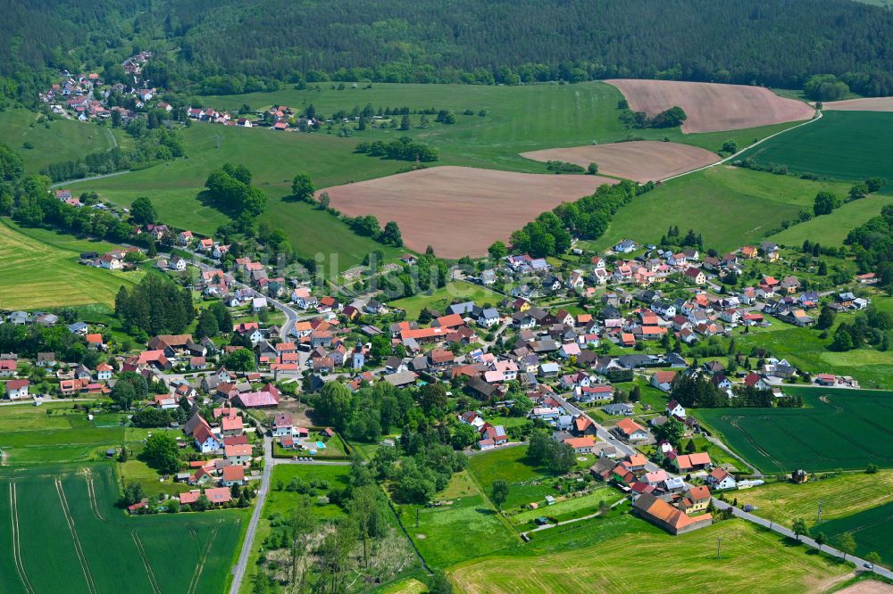 Rosa aus der Vogelperspektive: Stadtgebiet inmitten der Landwirtschaft in Rosa im Bundesland Thüringen, Deutschland