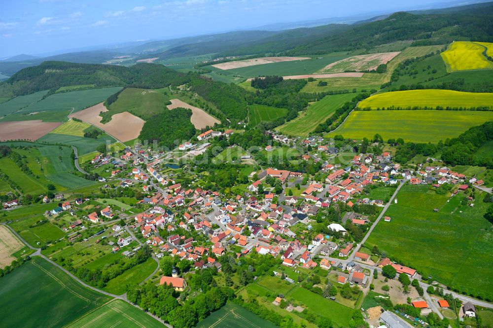 Luftaufnahme Roßdorf - Stadtgebiet inmitten der Landwirtschaft in Roßdorf im Bundesland Thüringen, Deutschland