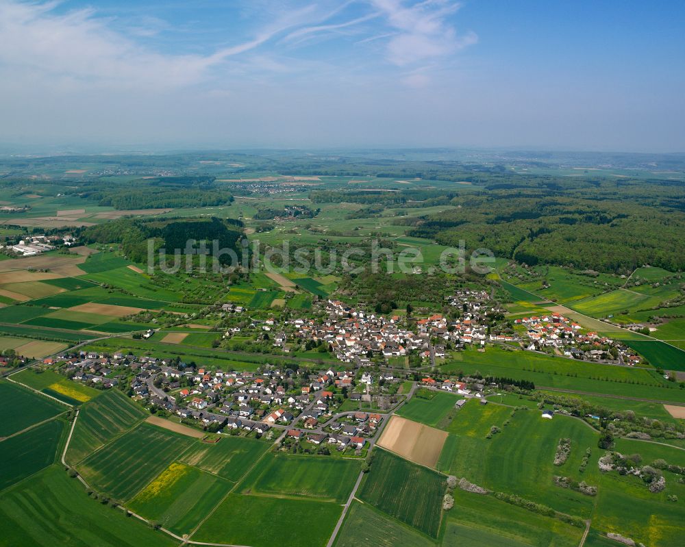 Luftaufnahme Saasen - Stadtgebiet inmitten der Landwirtschaft in Saasen im Bundesland Hessen, Deutschland