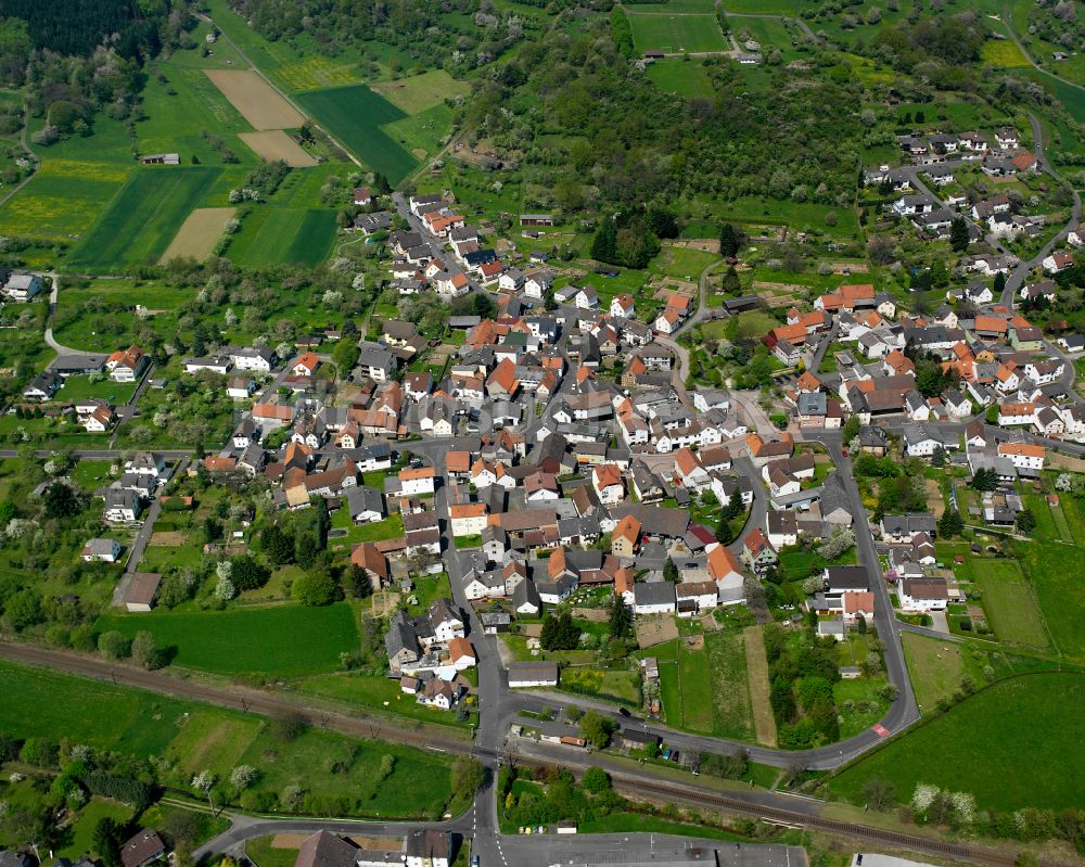 Saasen von oben - Stadtgebiet inmitten der Landwirtschaft in Saasen im Bundesland Hessen, Deutschland