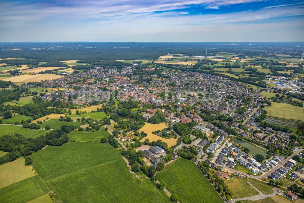 Schermbeck aus der Vogelperspektive: Stadtgebiet inmitten der Landwirtschaft in Schermbeck im Bundesland Nordrhein-Westfalen, Deutschland