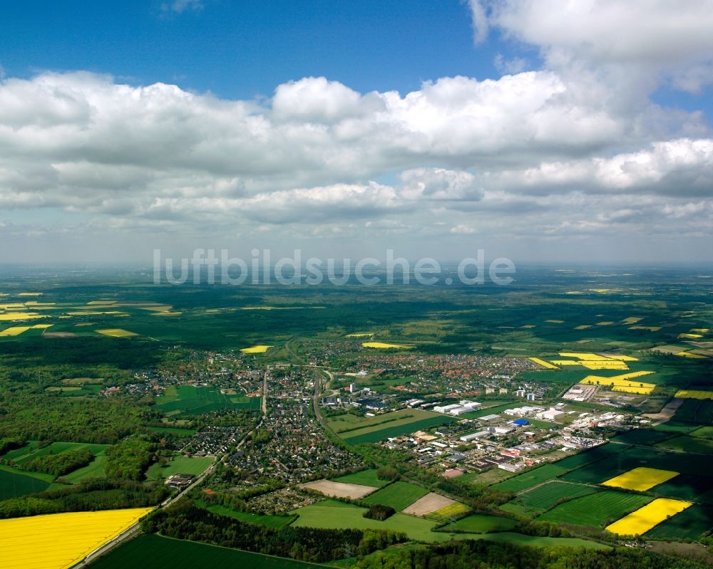 Schwarzenbek von oben - Stadtgebiet inmitten der Landwirtschaft in Schwarzenbek im Bundesland Schleswig-Holstein, Deutschland