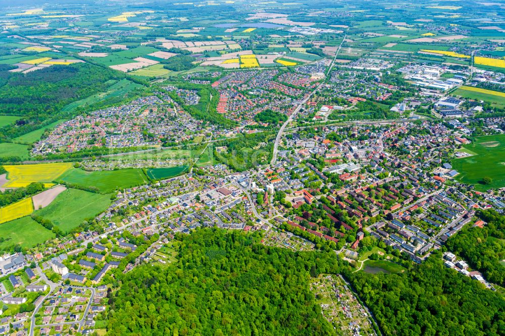 Schwarzenbek von oben - Stadtgebiet inmitten der Landwirtschaft in Schwarzenbek im Bundesland Schleswig-Holstein, Deutschland