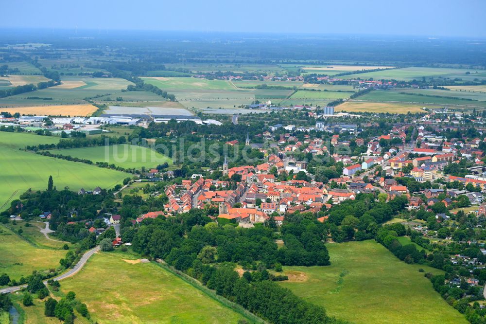 Luftaufnahme Siedlung - Stadtgebiet inmitten der Landwirtschaft in Siedlung im Bundesland Sachsen-Anhalt, Deutschland