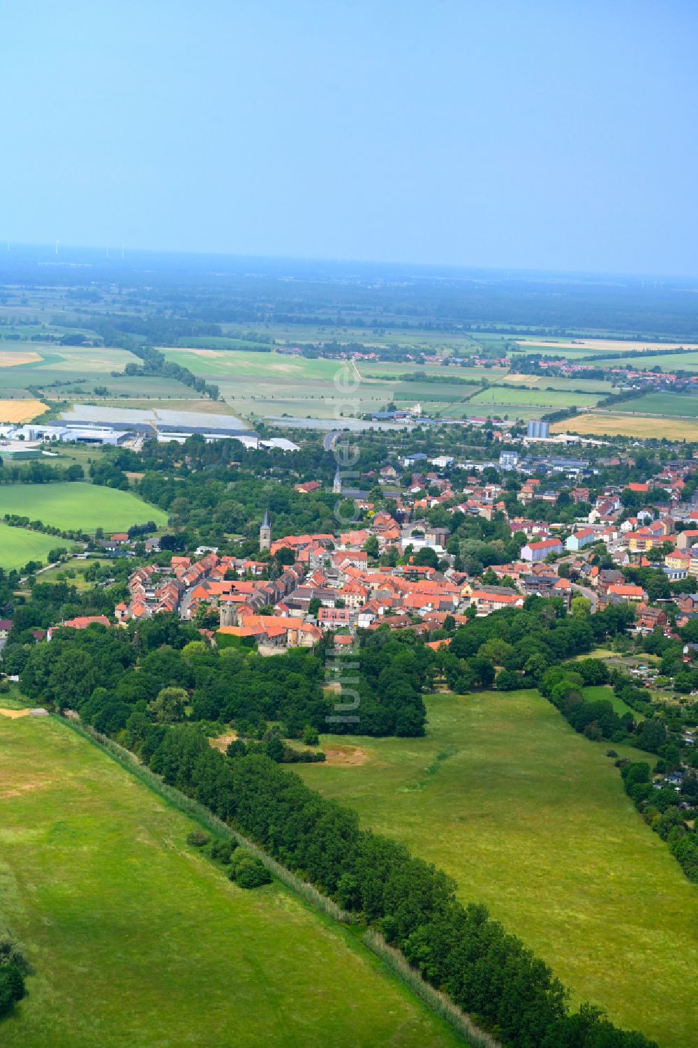 Siedlung von oben - Stadtgebiet inmitten der Landwirtschaft in Siedlung im Bundesland Sachsen-Anhalt, Deutschland