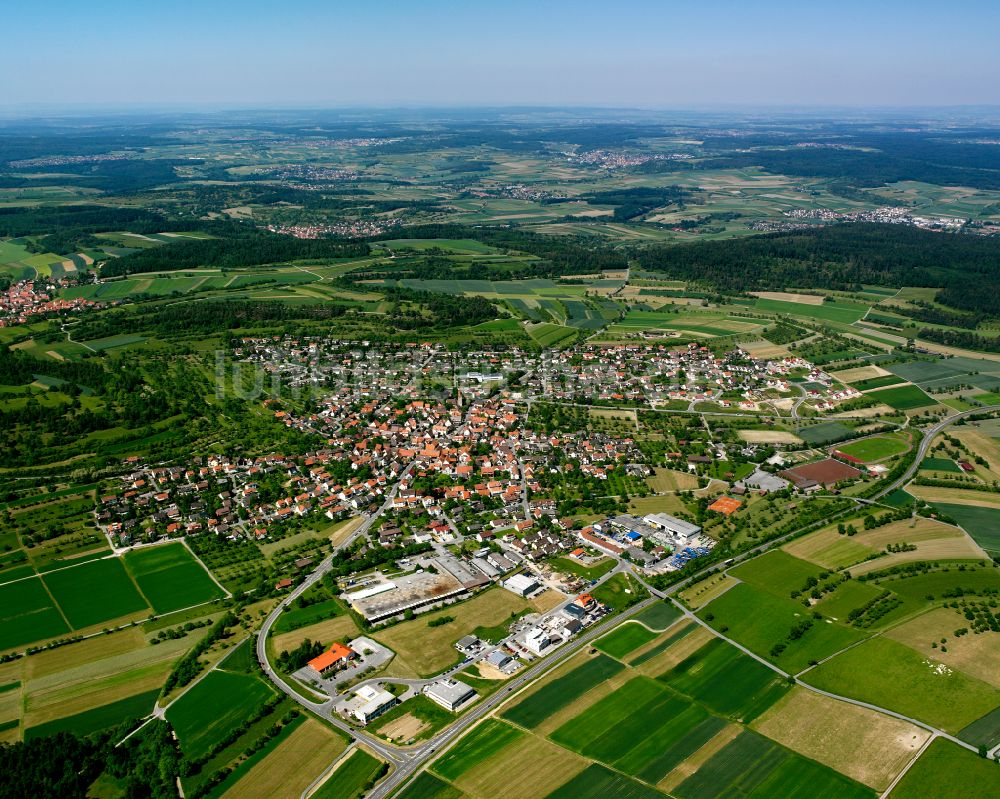 Simmozheim von oben - Stadtgebiet inmitten der Landwirtschaft in Simmozheim im Bundesland Baden-Württemberg, Deutschland