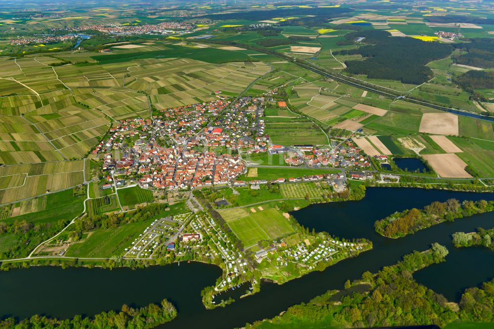 Luftaufnahme Sommerach - Stadtgebiet inmitten der Landwirtschaft in Sommerach im Bundesland Bayern, Deutschland