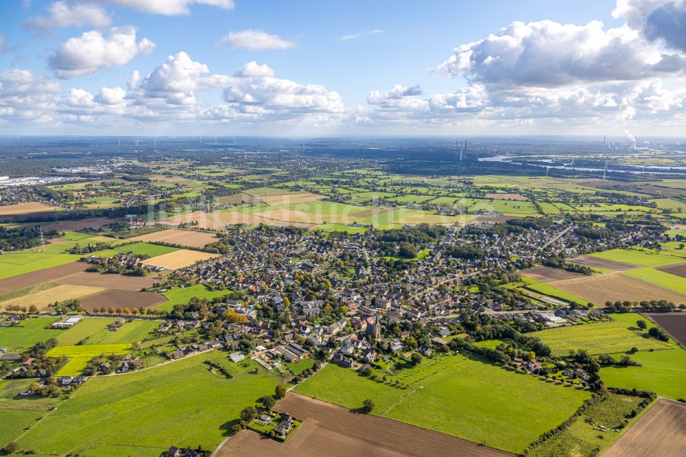 Spellen von oben - Stadtgebiet inmitten der Landwirtschaft in Spellen im Bundesland Nordrhein-Westfalen, Deutschland