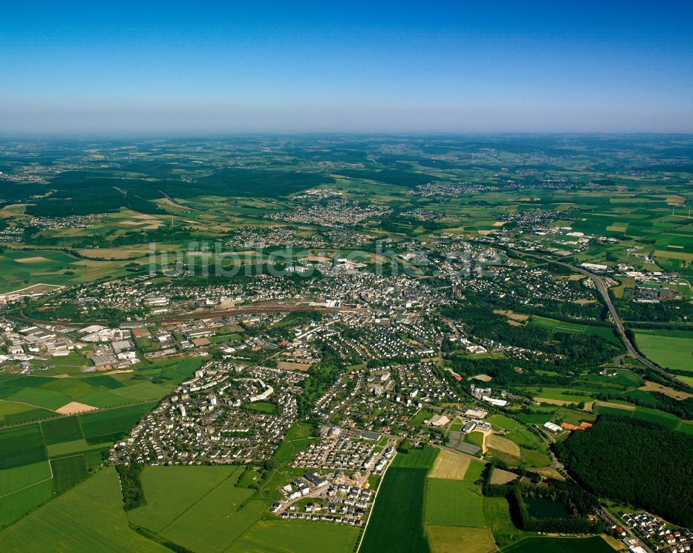 Luftaufnahme Staffel - Stadtgebiet inmitten der Landwirtschaft in Staffel im Bundesland Hessen, Deutschland