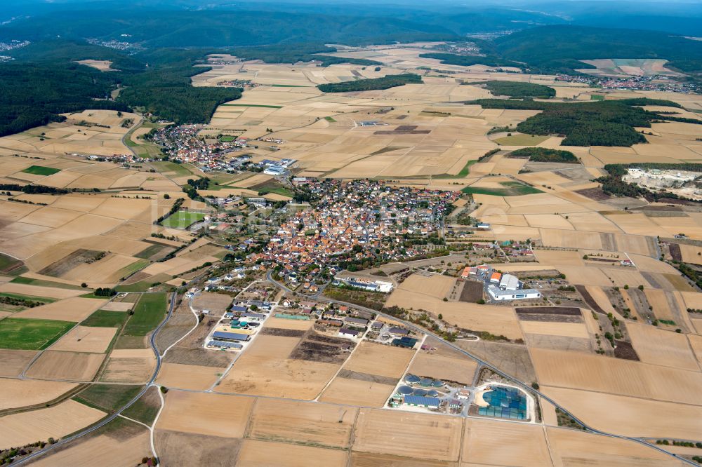 Luftaufnahme Steinfeld - Stadtgebiet inmitten der Landwirtschaft in Steinfeld im Bundesland Bayern, Deutschland