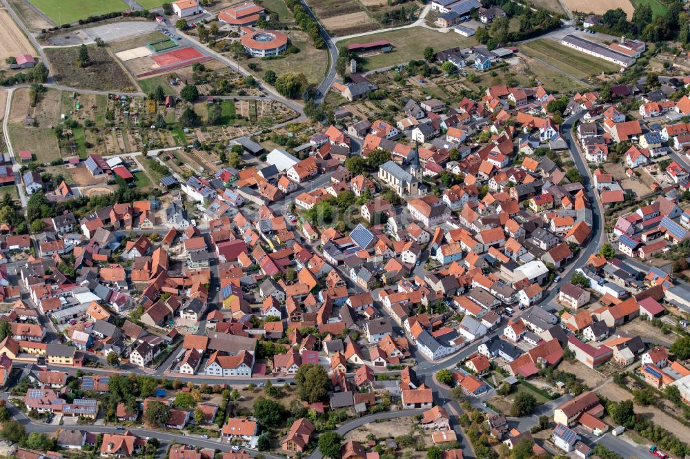 Steinfeld von oben - Stadtgebiet inmitten der Landwirtschaft in Steinfeld im Bundesland Bayern, Deutschland