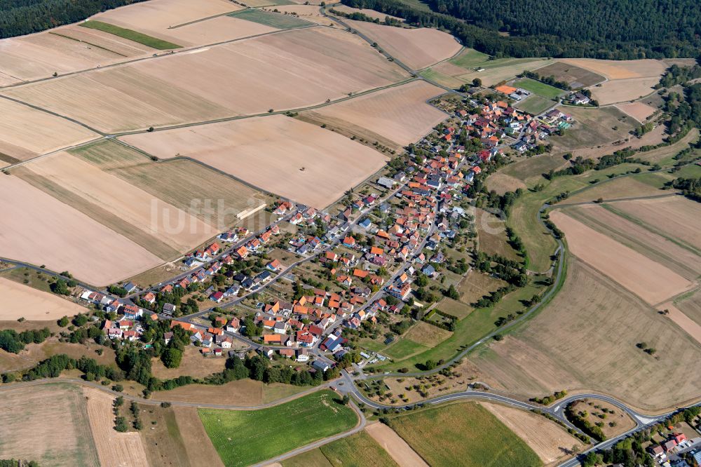 Steinmark aus der Vogelperspektive: Stadtgebiet inmitten der Landwirtschaft in Steinmark im Bundesland Bayern, Deutschland