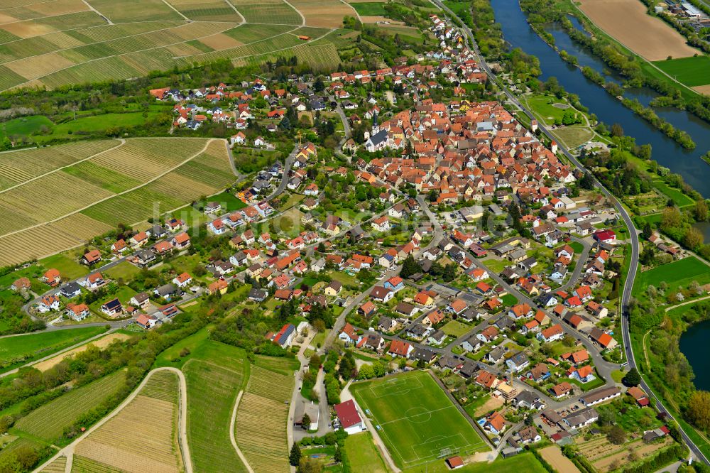 Sulzfeld am Main von oben - Stadtgebiet inmitten der Landwirtschaft in Sulzfeld am Main im Bundesland Bayern, Deutschland