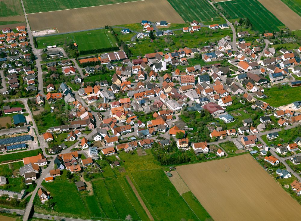 Suppingen von oben - Stadtgebiet inmitten der Landwirtschaft in Suppingen im Bundesland Baden-Württemberg, Deutschland