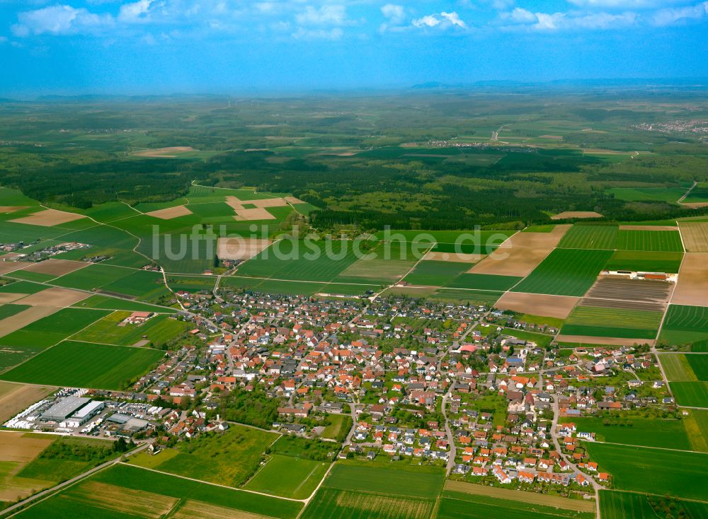 Tomerdingen aus der Vogelperspektive: Stadtgebiet inmitten der Landwirtschaft in Tomerdingen im Bundesland Baden-Württemberg, Deutschland