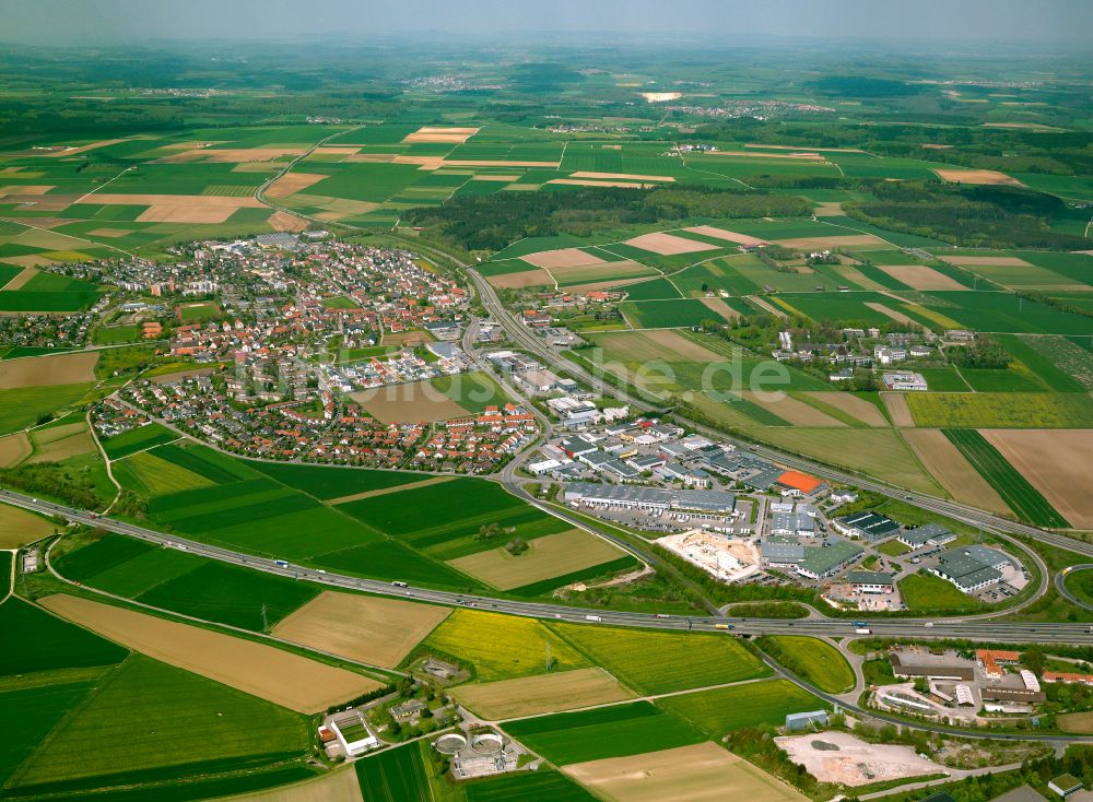 Luftaufnahme Tomerdingen - Stadtgebiet inmitten der Landwirtschaft in Tomerdingen im Bundesland Baden-Württemberg, Deutschland