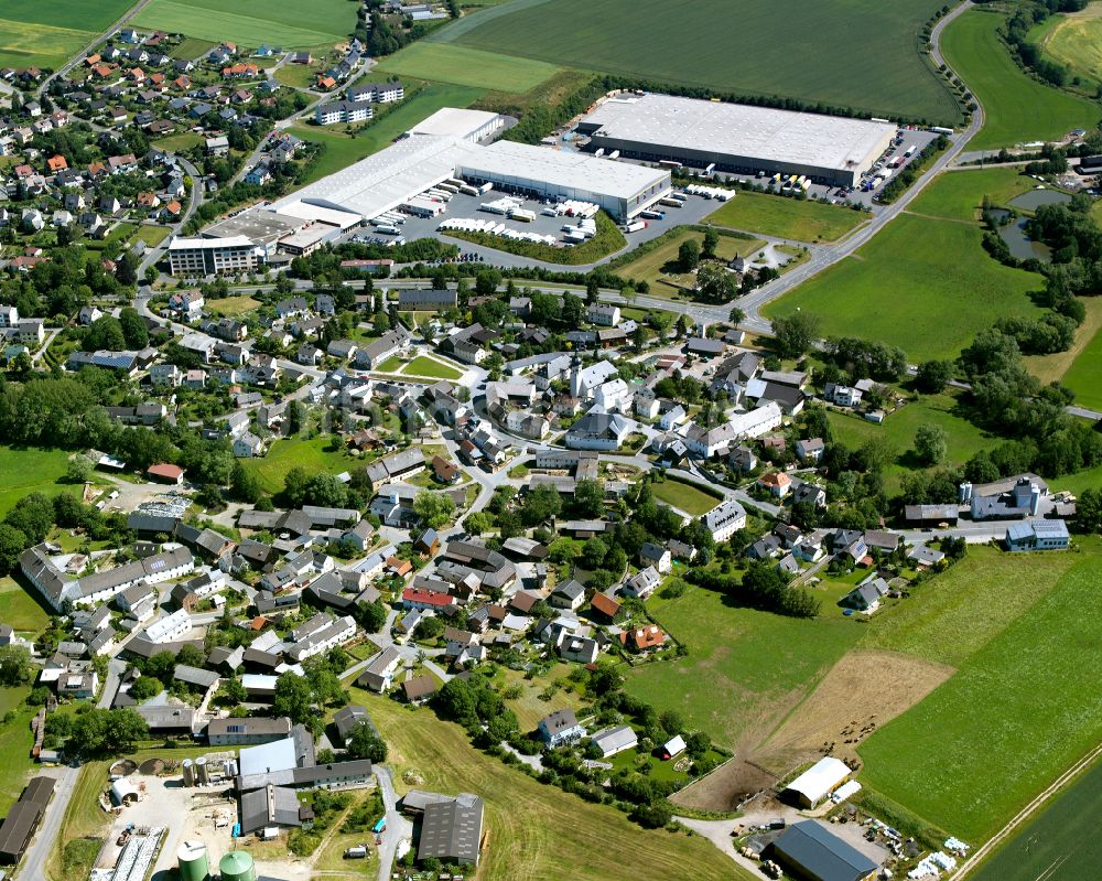 Töpen von oben - Stadtgebiet inmitten der Landwirtschaft in Töpen im Bundesland Bayern, Deutschland