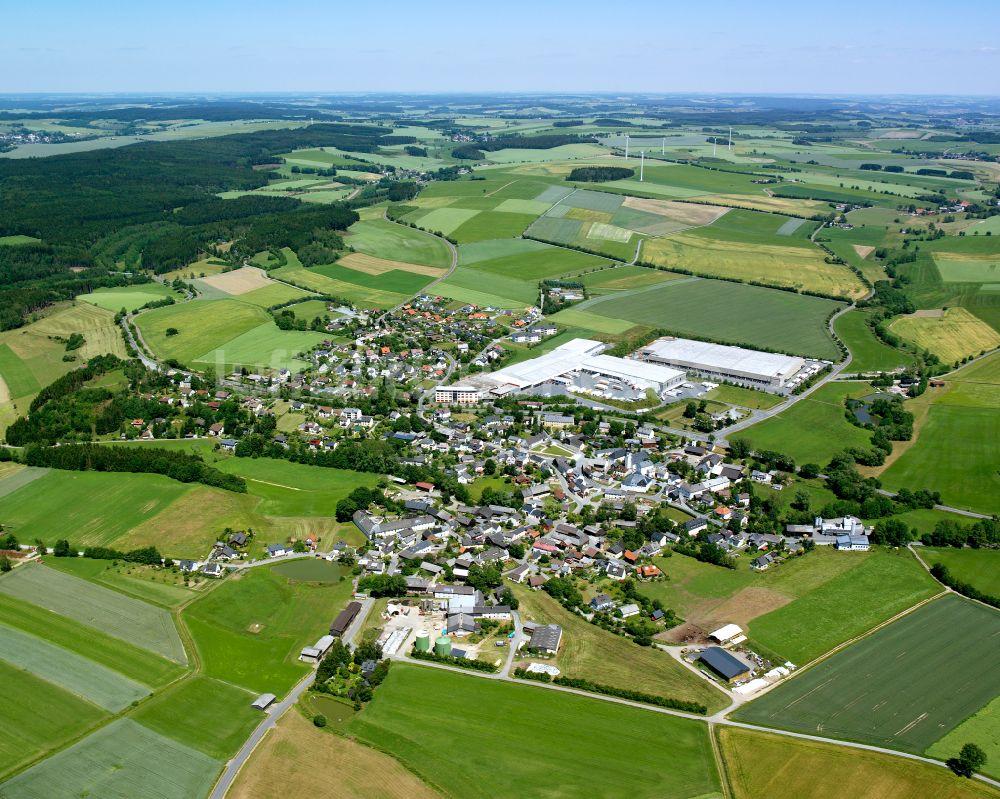 Luftaufnahme Töpen - Stadtgebiet inmitten der Landwirtschaft in Töpen im Bundesland Bayern, Deutschland