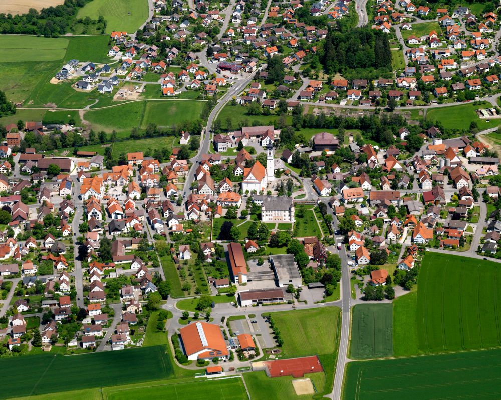 Ummendorf aus der Vogelperspektive: Stadtgebiet inmitten der Landwirtschaft in Ummendorf im Bundesland Baden-Württemberg, Deutschland