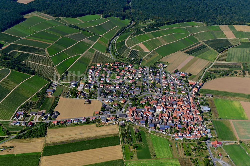 Untereisenheim von oben - Stadtgebiet inmitten der Landwirtschaft in Untereisenheim im Bundesland Bayern, Deutschland