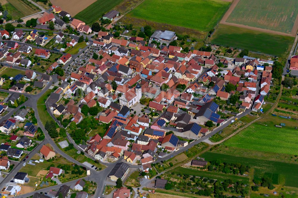 Untereisenheim aus der Vogelperspektive: Stadtgebiet inmitten der Landwirtschaft in Untereisenheim im Bundesland Bayern, Deutschland