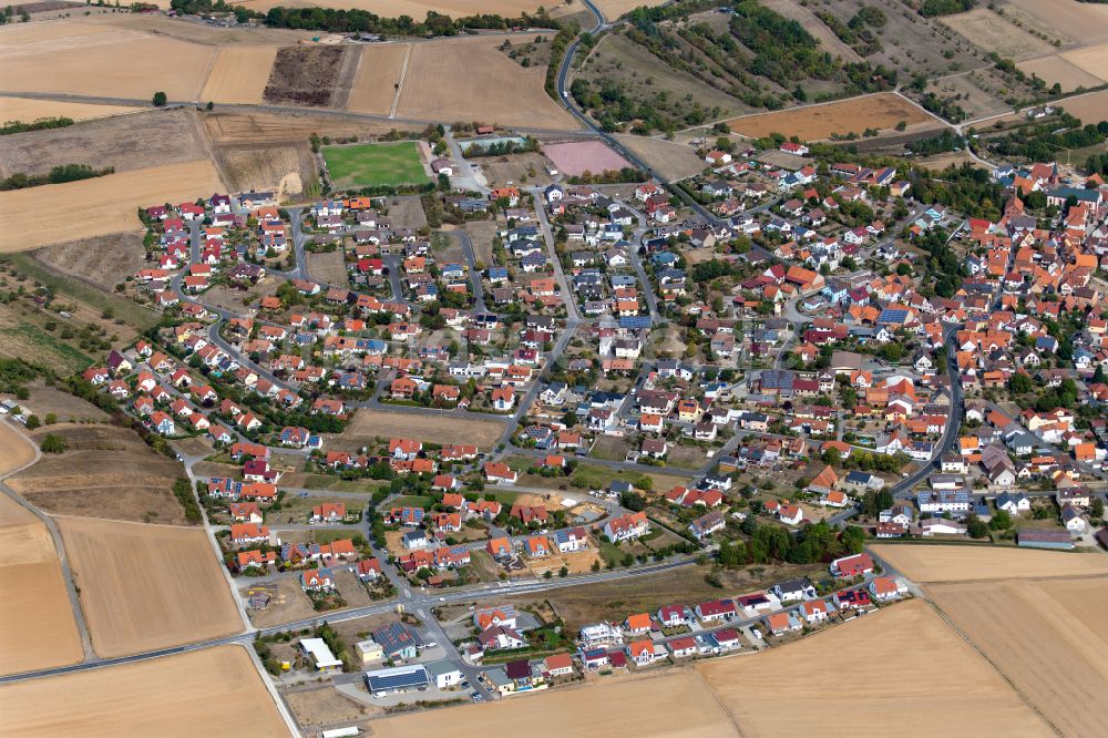 Urspringen von oben - Stadtgebiet inmitten der Landwirtschaft in Urspringen im Bundesland Bayern, Deutschland