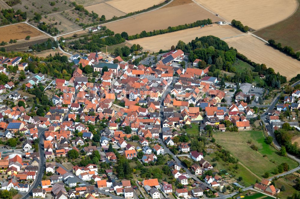 Urspringen aus der Vogelperspektive: Stadtgebiet inmitten der Landwirtschaft in Urspringen im Bundesland Bayern, Deutschland