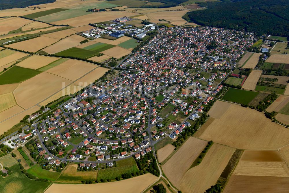 Waldbüttelbrunn aus der Vogelperspektive: Stadtgebiet inmitten der Landwirtschaft in Waldbüttelbrunn im Bundesland Bayern, Deutschland