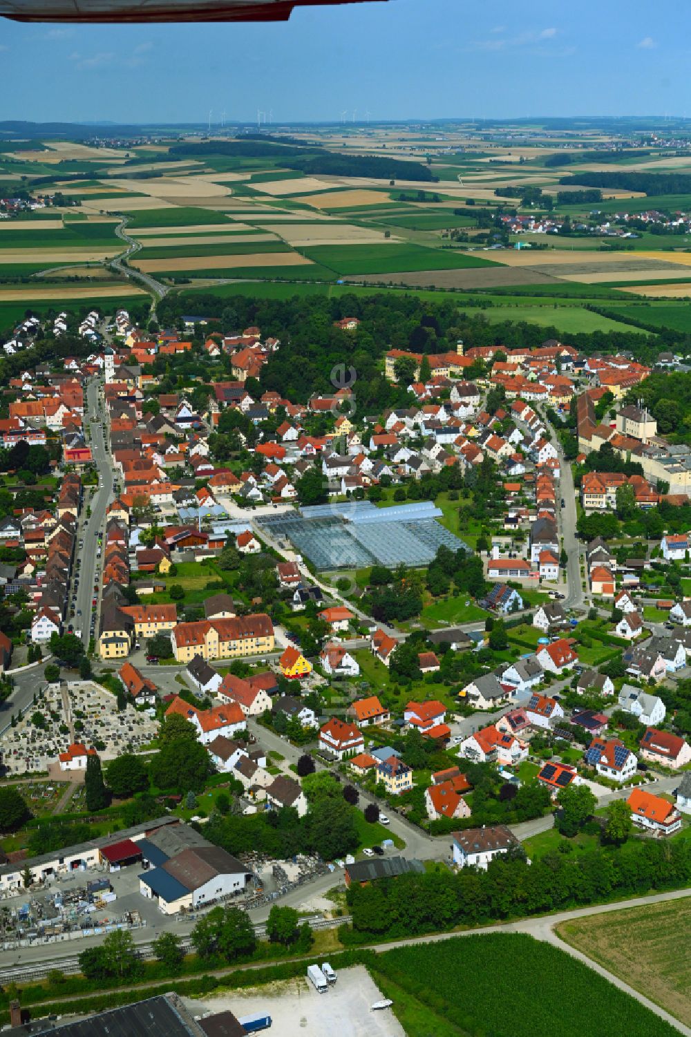 Wallerstein von oben - Stadtgebiet inmitten der Landwirtschaft in Wallerstein im Bundesland Bayern, Deutschland