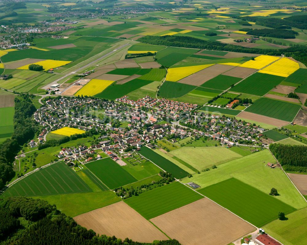 Warthausen aus der Vogelperspektive: Stadtgebiet inmitten der Landwirtschaft in Warthausen im Bundesland Baden-Württemberg, Deutschland