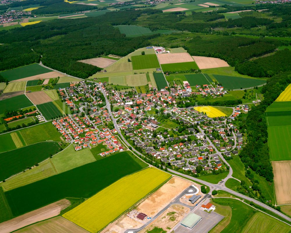 Luftaufnahme Warthausen - Stadtgebiet inmitten der Landwirtschaft in Warthausen im Bundesland Baden-Württemberg, Deutschland