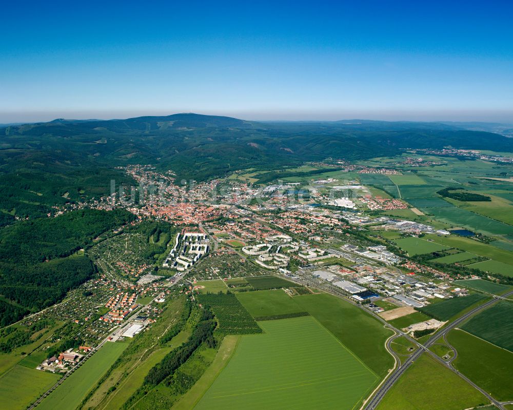 Wernigerode aus der Vogelperspektive: Stadtgebiet inmitten der Landwirtschaft in Wernigerode im Bundesland Sachsen-Anhalt, Deutschland