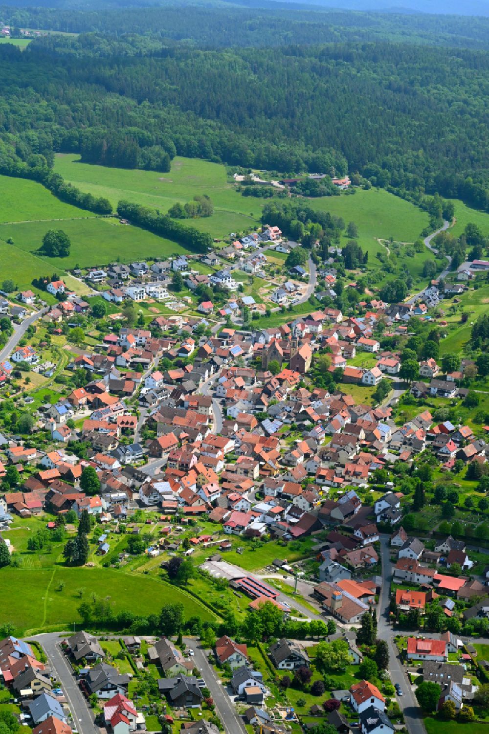 Wiesen von oben - Stadtgebiet inmitten der Landwirtschaft in Wiesen im Bundesland Bayern, Deutschland