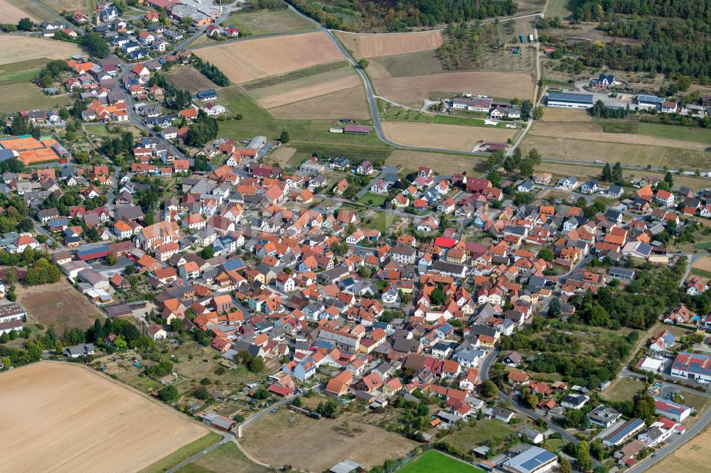 Wiesenfeld von oben - Stadtgebiet inmitten der Landwirtschaft in Wiesenfeld im Bundesland Bayern, Deutschland