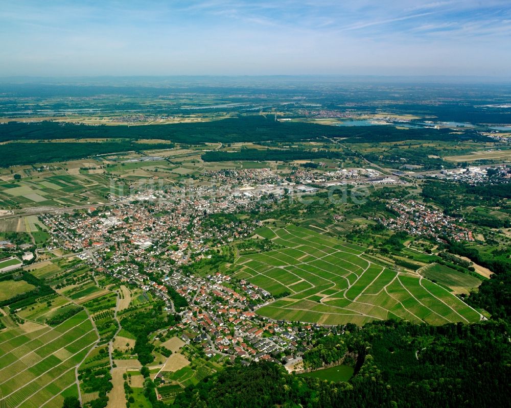 Winden von oben - Stadtgebiet inmitten der Landwirtschaft in Winden im Bundesland Baden-Württemberg, Deutschland