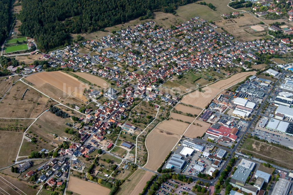 Luftaufnahme Wombach - Stadtgebiet inmitten der Landwirtschaft in Wombach im Bundesland Bayern, Deutschland