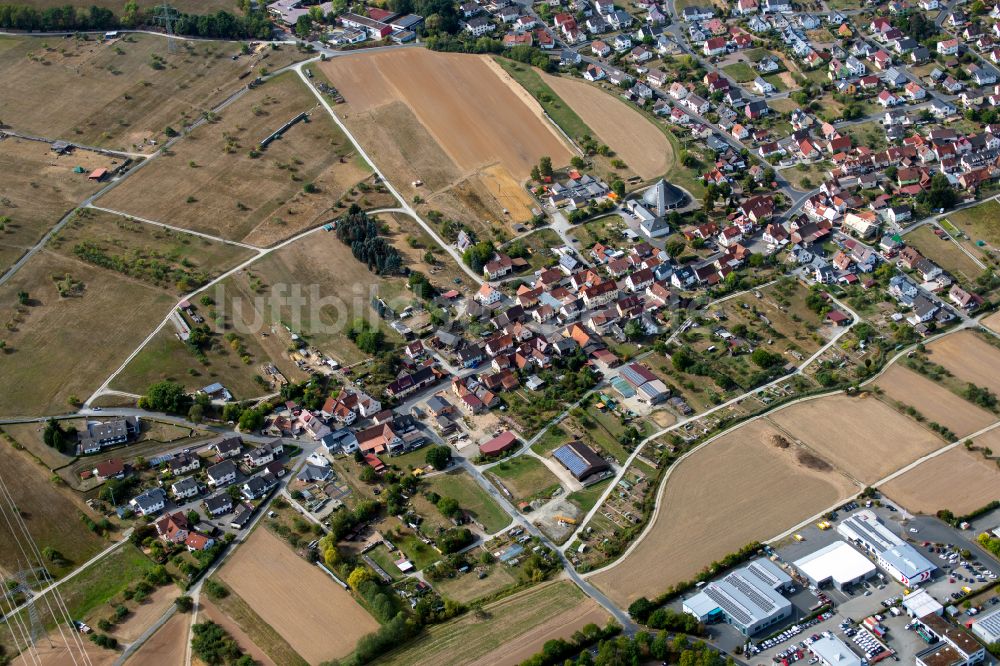 Wombach von oben - Stadtgebiet inmitten der Landwirtschaft in Wombach im Bundesland Bayern, Deutschland