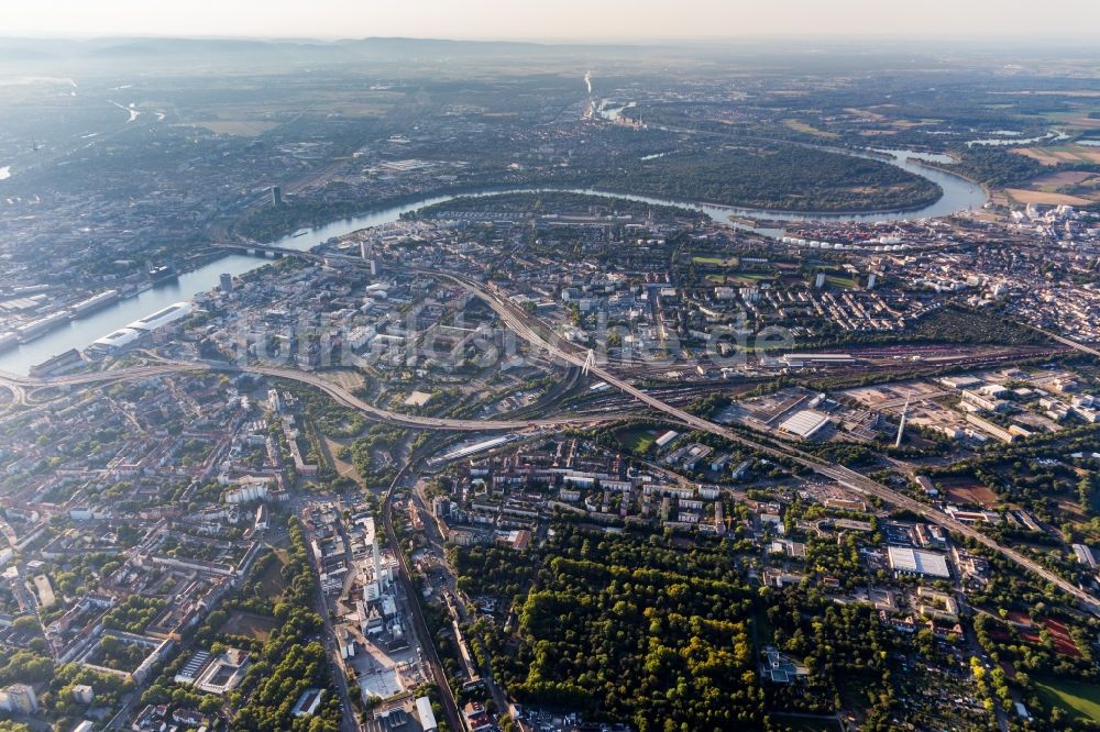 Luftbild Ludwigshafen am Rhein - Stadtgebiet und Innenstadtbereich und Hochstraßen in Ludwigshafen am Rhein im Bundesland Rheinland-Pfalz, Deutschland