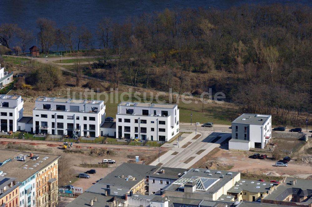 Luftaufnahme Magdeburg - Stadthäuser / Stadtvillen am Ufer der Elbe gegenüber der historischen Hubbrücke in Magdeburg in Sachsen-Anhalt