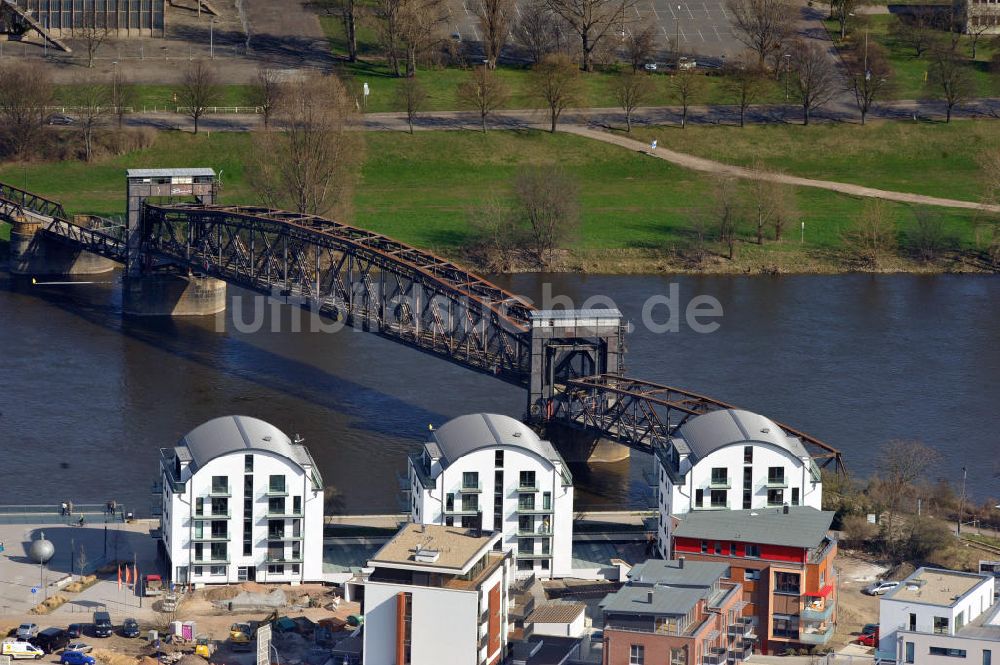 Magdeburg aus der Vogelperspektive: Stadthäuser / Stadtvillen am Ufer der Elbe gegenüber der historischen Hubbrücke in Magdeburg in Sachsen-Anhalt