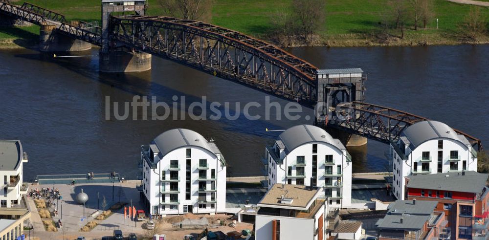 Luftbild Magdeburg - Stadthäuser / Stadtvillen am Ufer der Elbe gegenüber der historischen Hubbrücke in Magdeburg in Sachsen-Anhalt